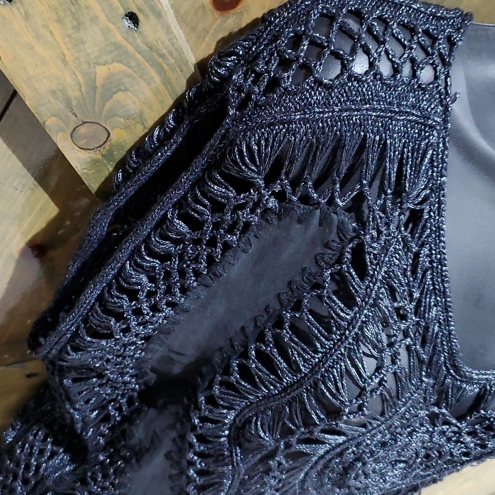 BLACK KNIT TOP WITH FAUX SUEDE ACCENTS SIZE LARGE - Picture 2 of 9